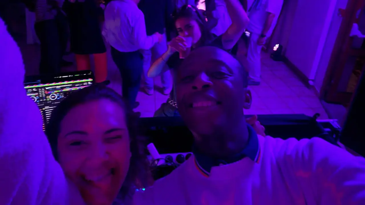 Ambiance événementielle DJ Mams pour la page contact et devis