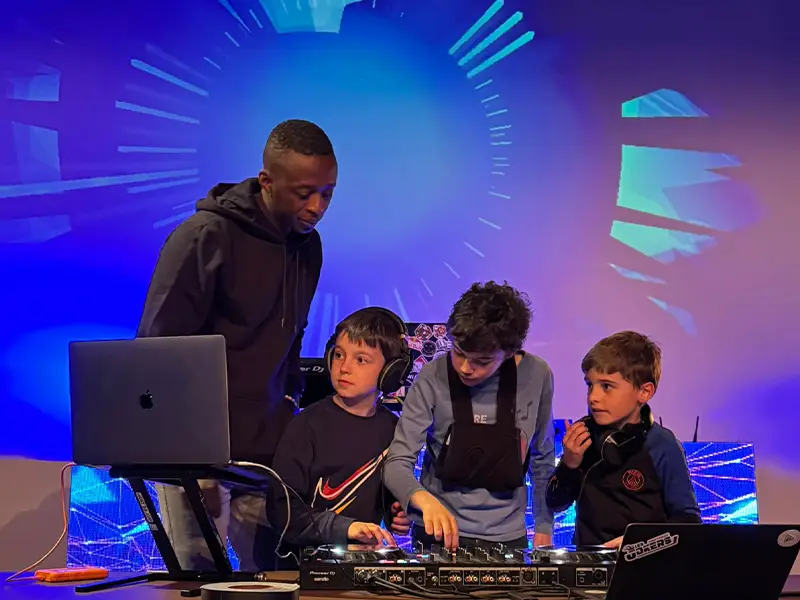DJ Mams en action lors d'un événement - Mix et animation sur platines