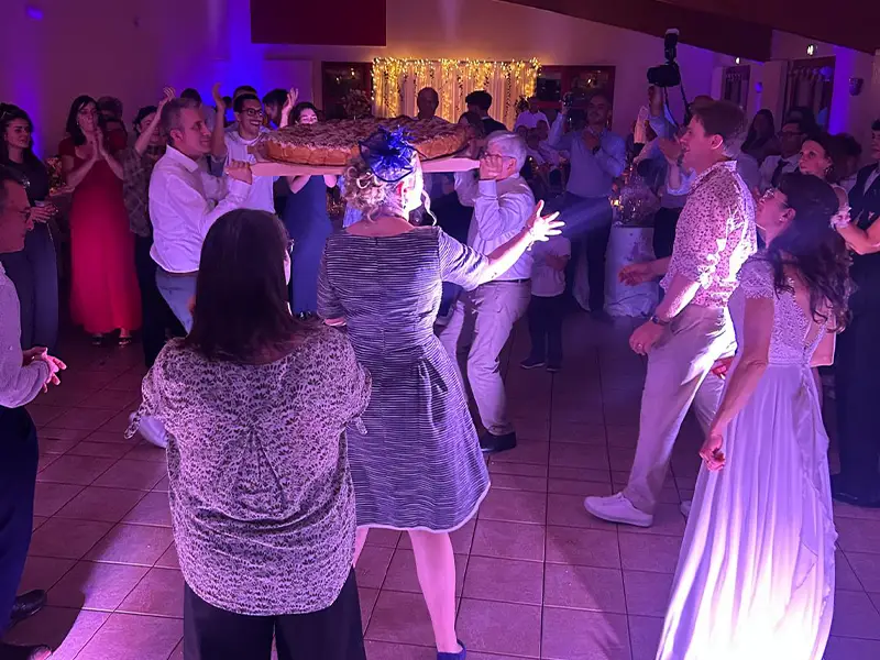Ambiance soirée DJ - Foule qui danse sous les jeux de lumière