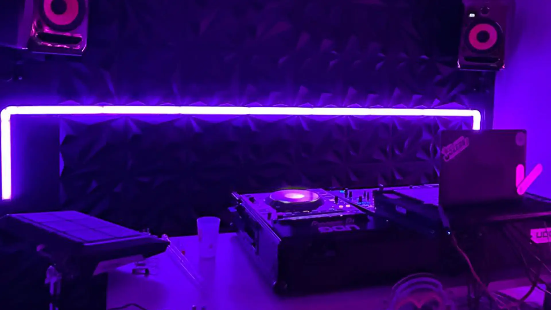 Équipement DJ professionnel - Platines et console de mixage avec jeux de lumière