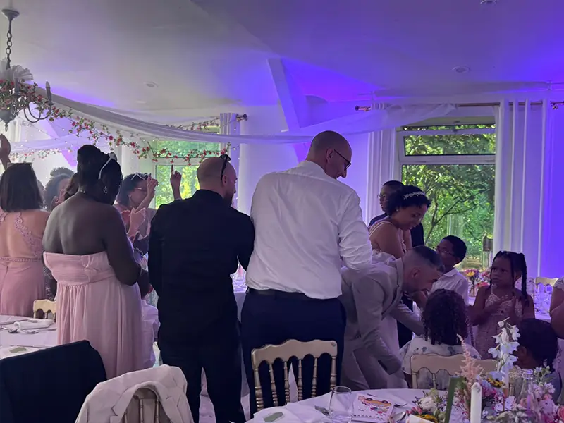 Ambiance de soirée de mariage avec invités sur la piste de danse et animation DJ