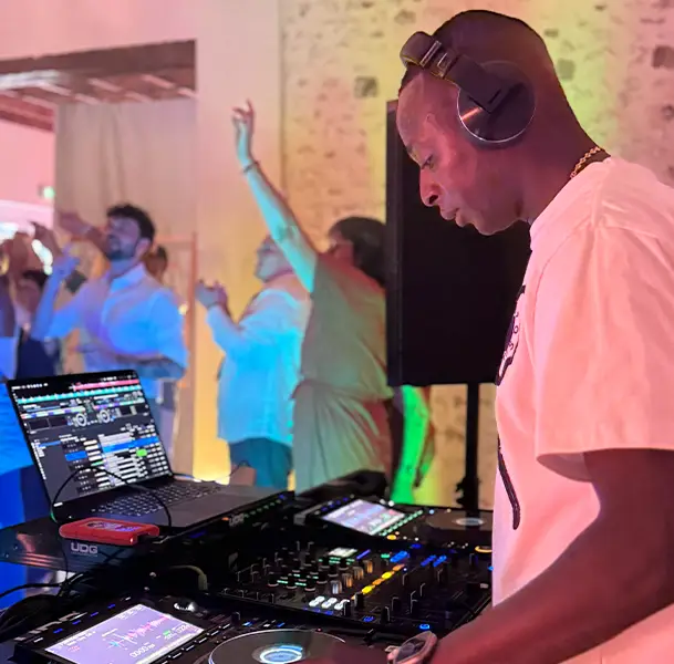 Ambiance club de nuit avec public et éclairage pendant une prestation DJ Mams