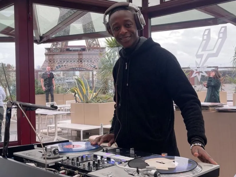 Concert live avec DJ Mams devant le public et éclairage scénique