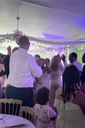 DJ Mams anime une soirée privée avec piste de danse et éclairage professionnel
