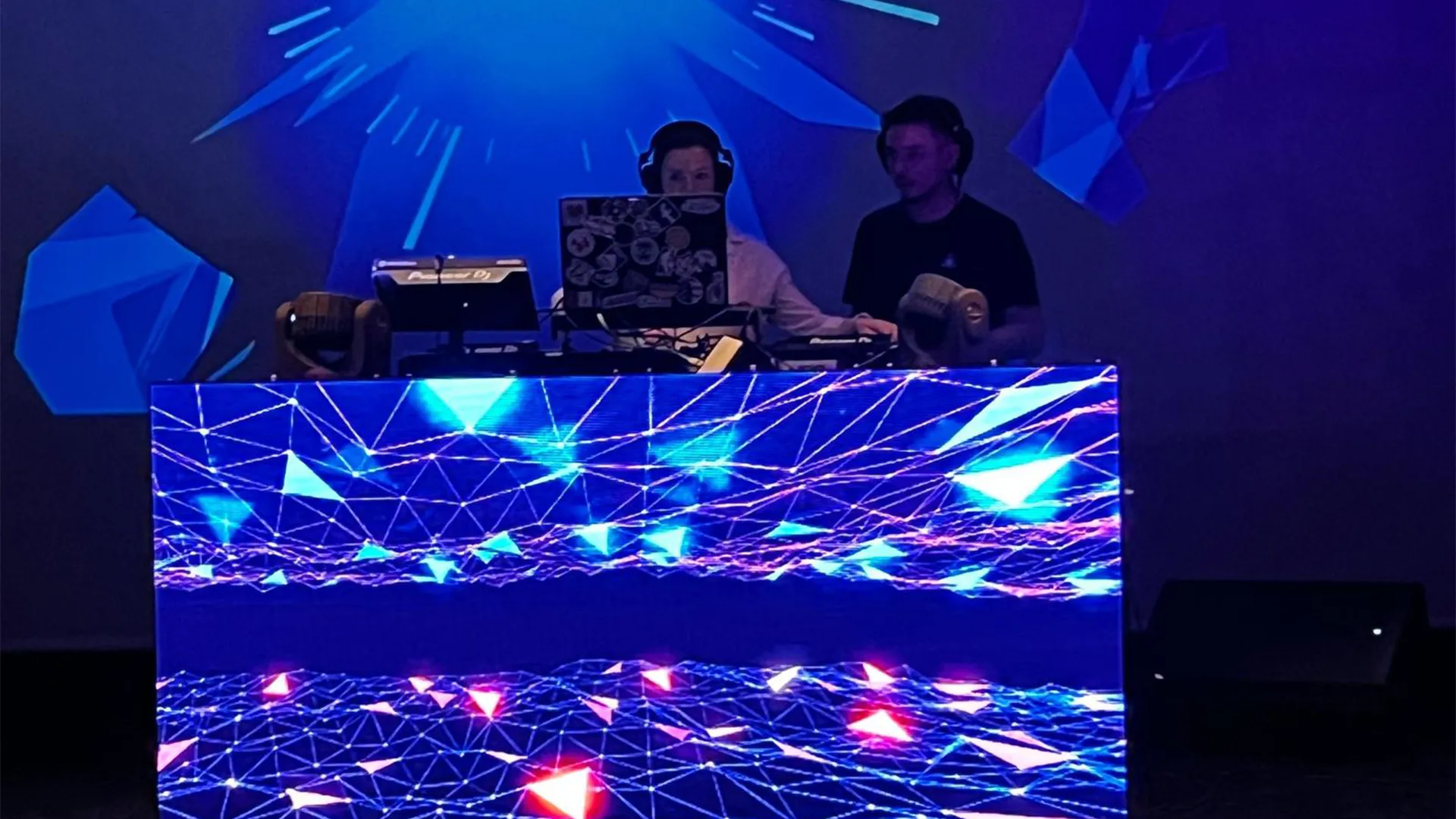 Soirée privée animée par DJ Mams avec public et éclairage professionnel