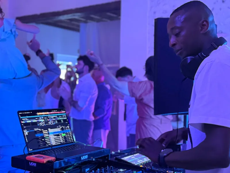 Jeux de lumière et effets visuels pendant une prestation DJ Mams