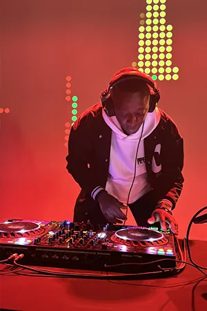 Matériel DJ professionnel avec platines et console pour soirée privée
