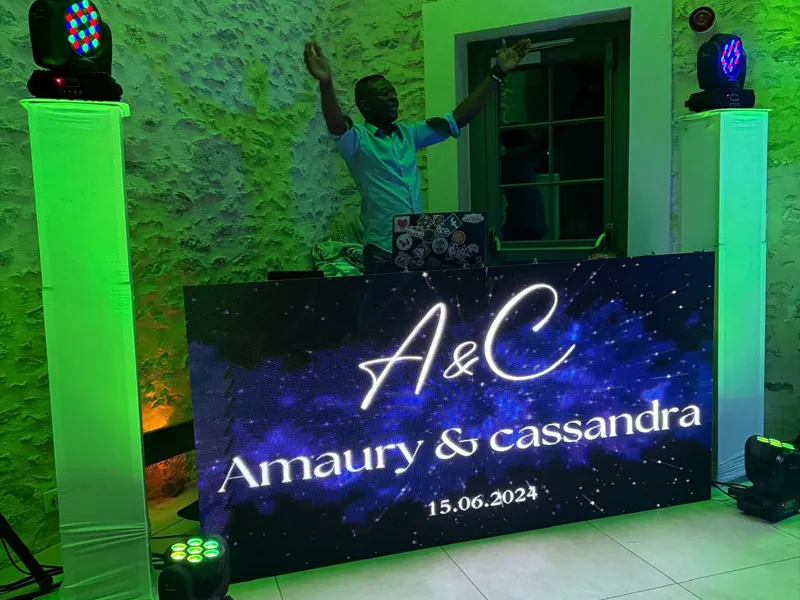 Selfie des mariés avec DJ Mams pendant une réception de mariage