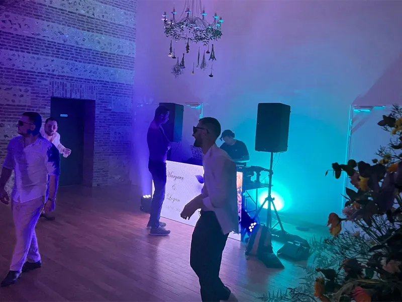 Selfie pendant une soirée privée animée par DJ Mams avec les invités
