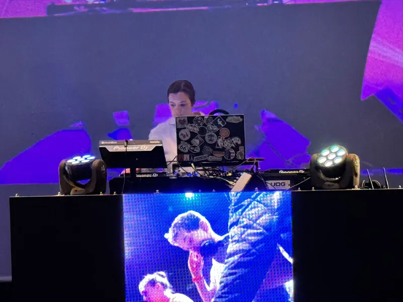 Installation DJ Mams avec platines console de mixage et matériel professionnel