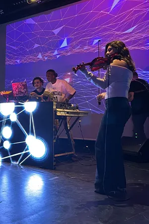 Soirée privée animée par DJ Mams avec ambiance lumineuse et festive