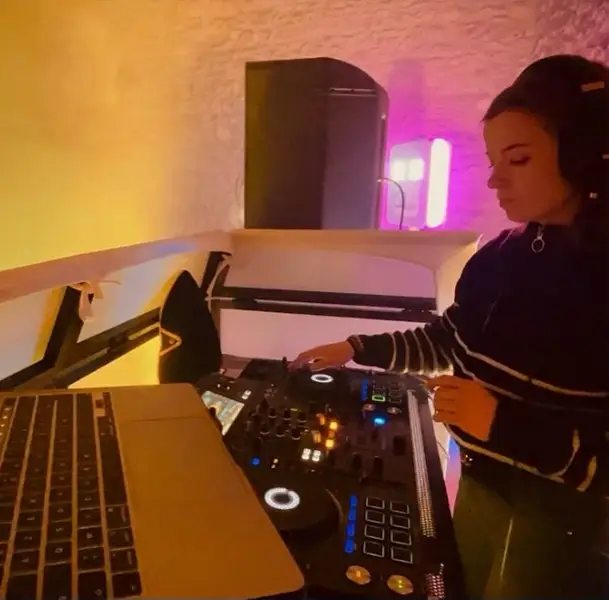 Matériel DJ professionnel avec platines et console de mixage pour événement