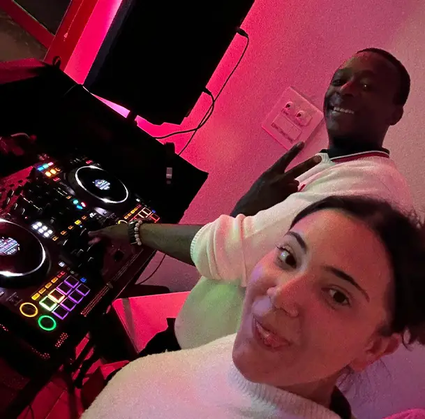 DJs en session de mixage professionnel pendant une prestation événementielle