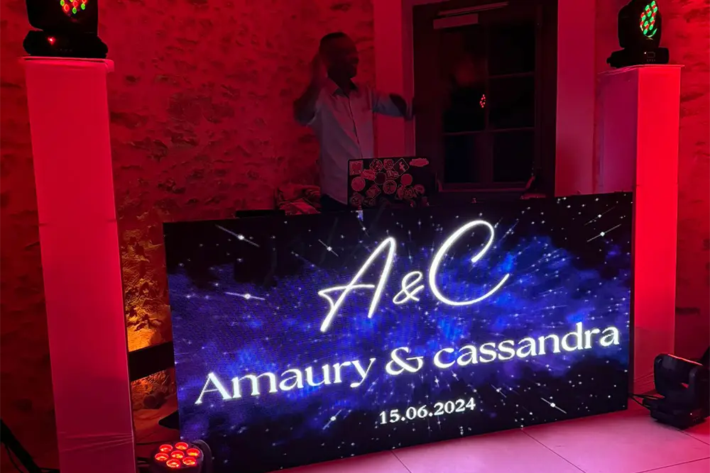 Équipement DJ professionnel avec platines mixeur et ordinateur pour événement
