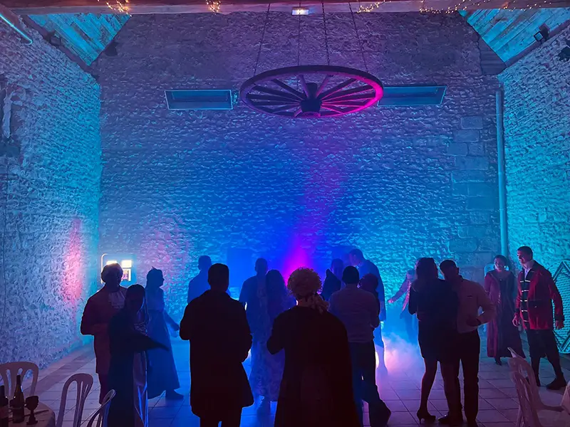 DJ créant une ambiance musicale pleine d’émotion pendant un mariage