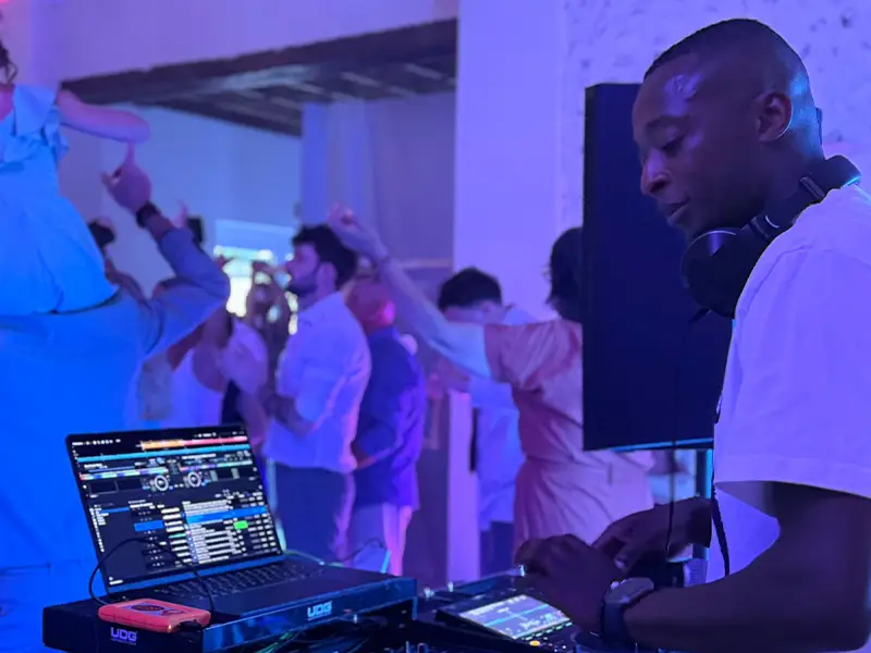 Installation DJ professionnelle pour mariage avec platines et console de mixage