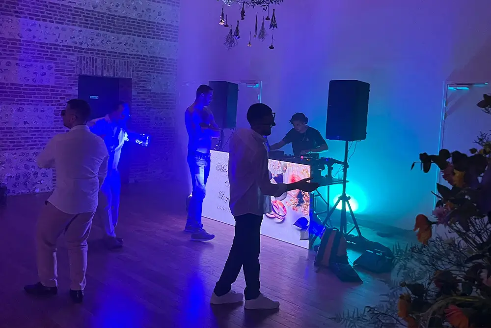 Mariage romantique avec ambiance tamisée et piste de danse