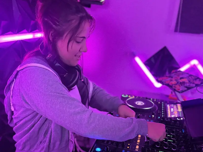 DJ en pleine performance live lors d'un mariage