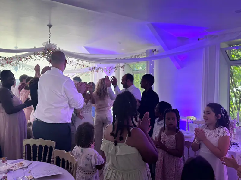 Première danse des mariés sur la piste