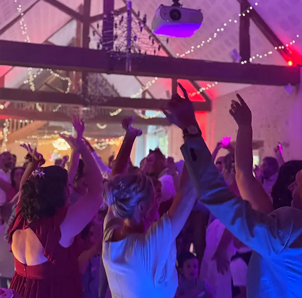Concert live avec foule en délire animé par DJ Mams